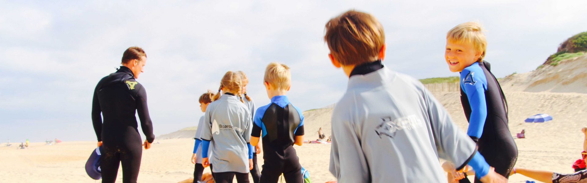 Premier pas sur une planche cours enfant de surf