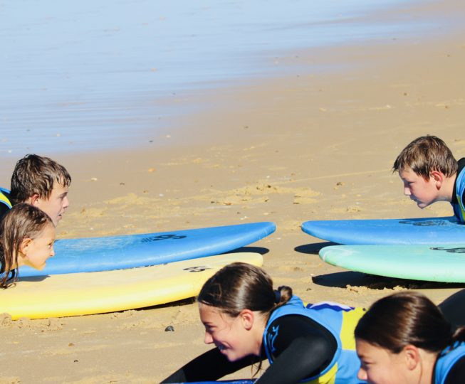cours de surf pour les enfants à boardingmania surf school