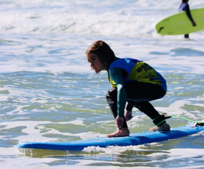 cours de surf pour les enfants à boardingmania surf school